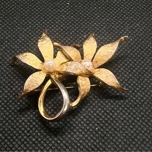 Vintage Signed HTI Gold‎ Tone Flowers With Faux Pearls Brooch Pin Jewelry 2”